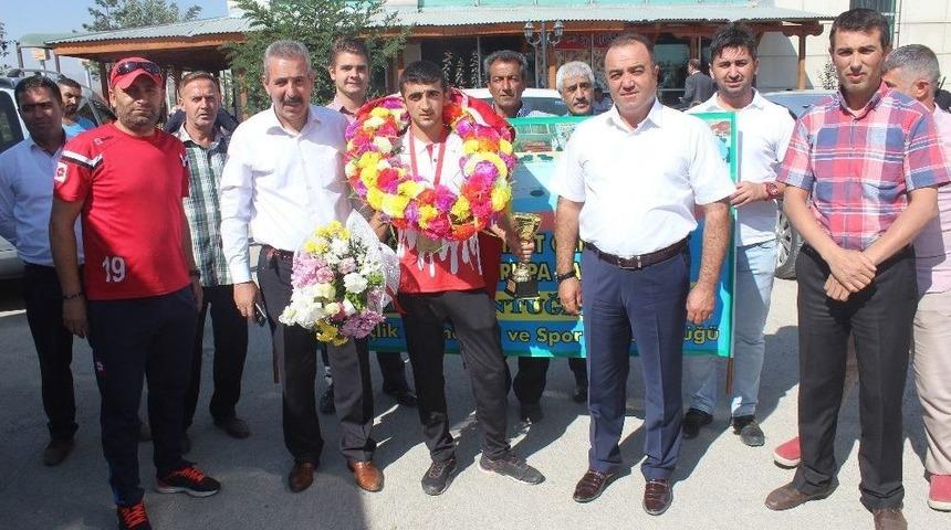 Avrupa Şampiyonu Adem&rsquo;e G&ouml;rkemli Karşılama