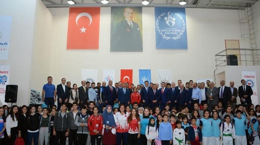 Burdur&rsquo;da Başarılı Sporcular &Ouml;d&uuml;llendirildi