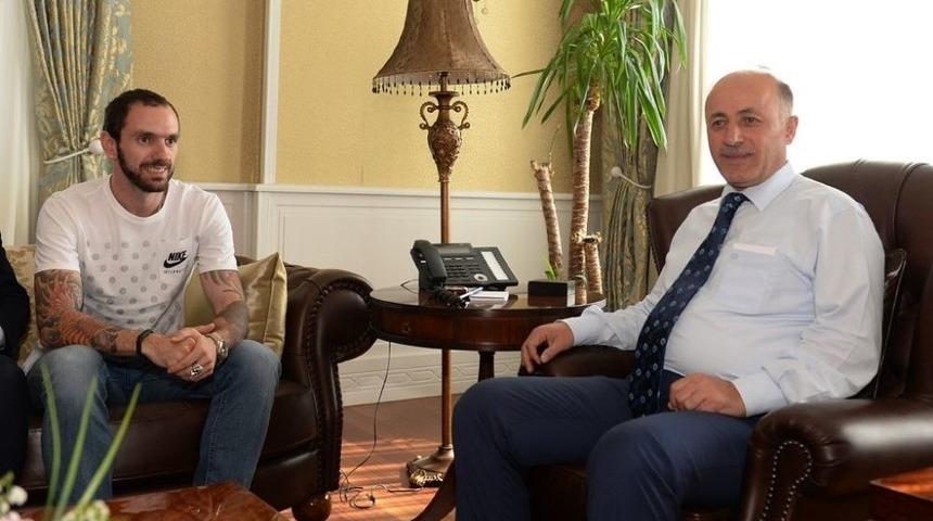 Milli Atlet Guliyev, Vali Azizoğlu&rsquo;nu Makamında Ziyaret Etti