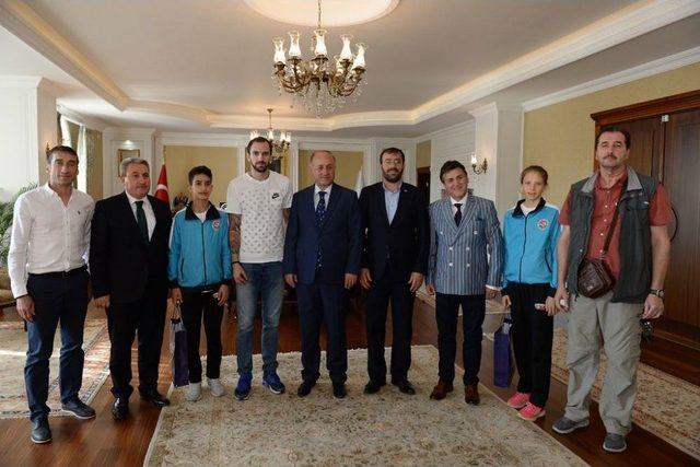 Milli Atlet Guliyev, Vali Azizoğlu’nu Makamında Ziyaret Etti