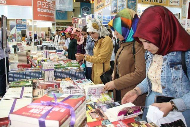 &Ouml;ğrenciler Uluslararası Kitap Fuarına Katıldı 2