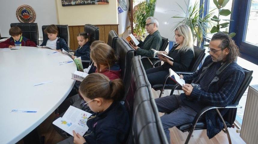 Başkan &Ouml;zkan &Ouml;ğrencilerle Beraber Kitap Okudu