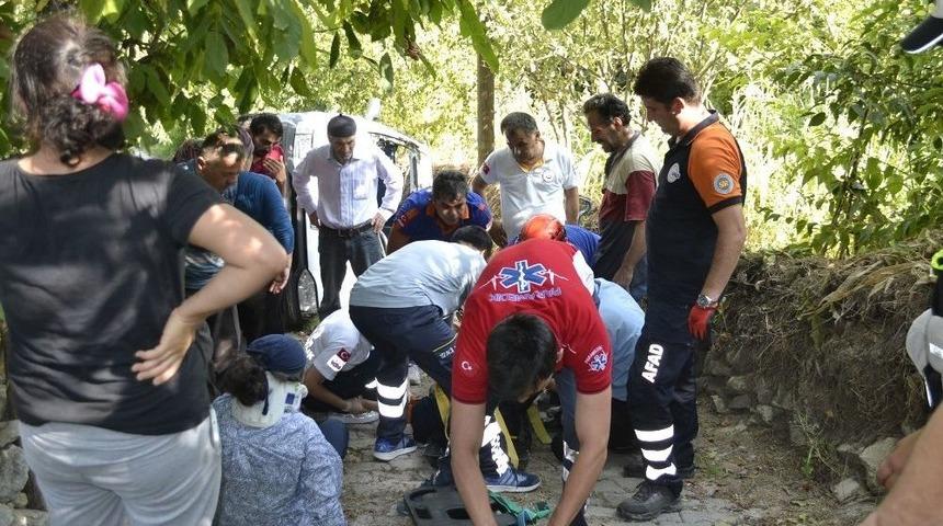 Rampada Geri Ka&ccedil;an Otomobil Takla Attı: 2 Yaralı