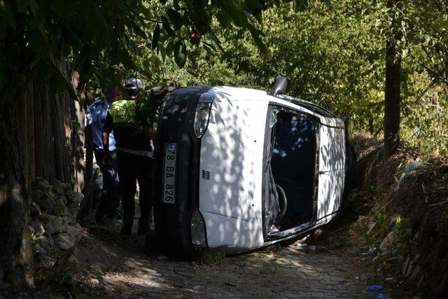 Rampada Geri Kaçan Otomobil Takla Attı: 2 Yaralı