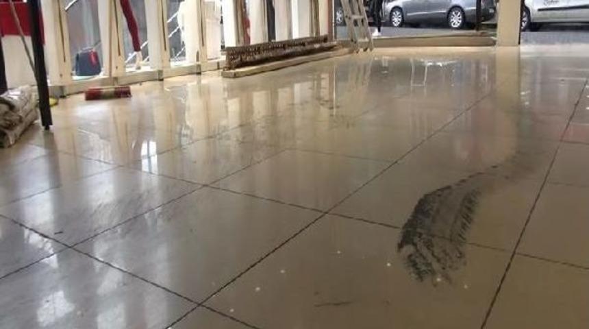 Kontrol&uuml;n&uuml; Yitirdiği Kamyonet, Mağazaya Girdi