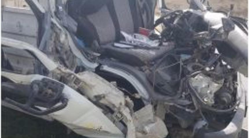 Tıra Çarpan Kamyonet Sürücüsü Ağır Yaralandı