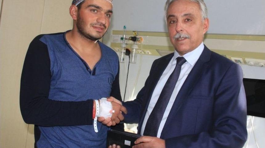 Vali Toprak’tan Yaralı Askere Cep Telefonu