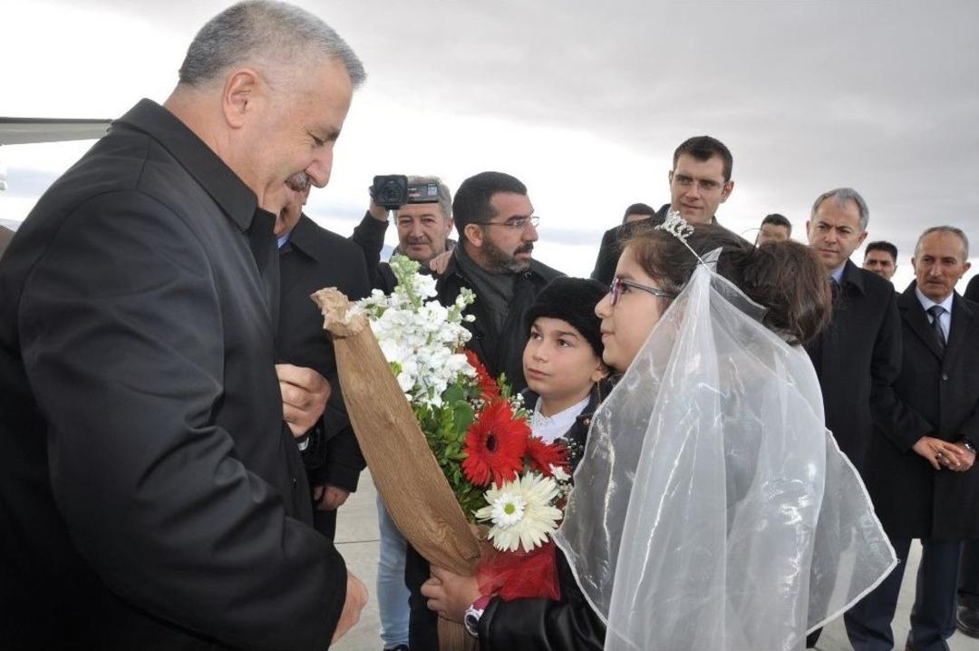 Bakan Arslan: "btk Demiryolu Hattında İlk Resmi Tren 30 Ekim&rsquo;de Kars&rsquo;a Gelecek"