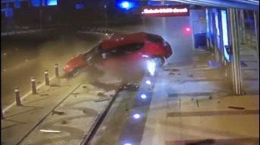 Hızını Alamayan Ara&ccedil; Tramvay Durağına &Ccedil;arptı