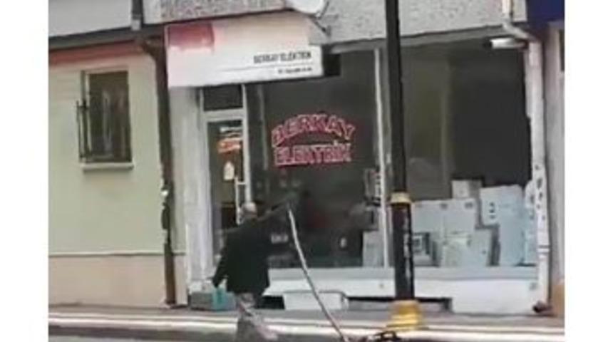 Elektrikli Süpürgeyi Sokakta Gezdirdi