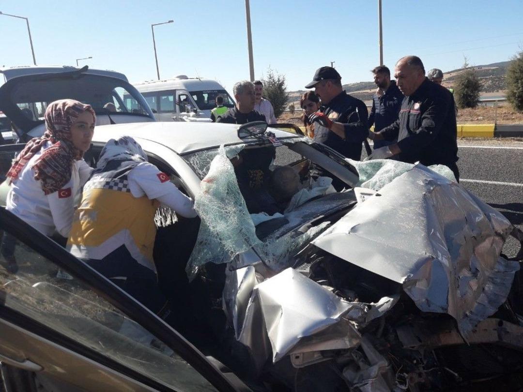 Otomobil, Kavşakta Kamyona Arkadan &Ccedil;arptı: 3 &Ouml;l&uuml;