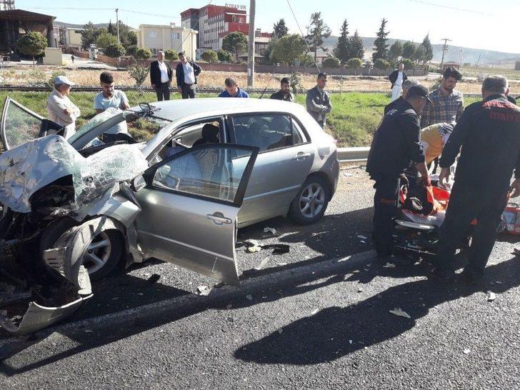 Otomobil, Kavşakta Kamyona Arkadan Çarptı: 3 Ölü G1