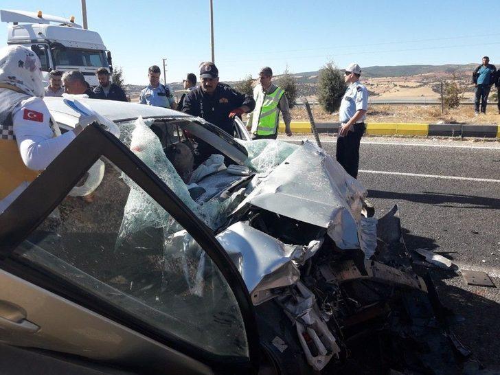 Otomobil, Kavşakta Kamyona Arkadan Çarptı: 3 Ölü G2