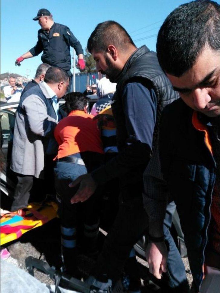 Otomobil, Kavşakta Kamyona Arkadan Çarptı: 3 Ölü G3