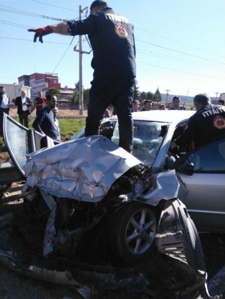 Otomobil, Kavşakta Kamyona Arkadan Çarptı: 3 Ölü G4