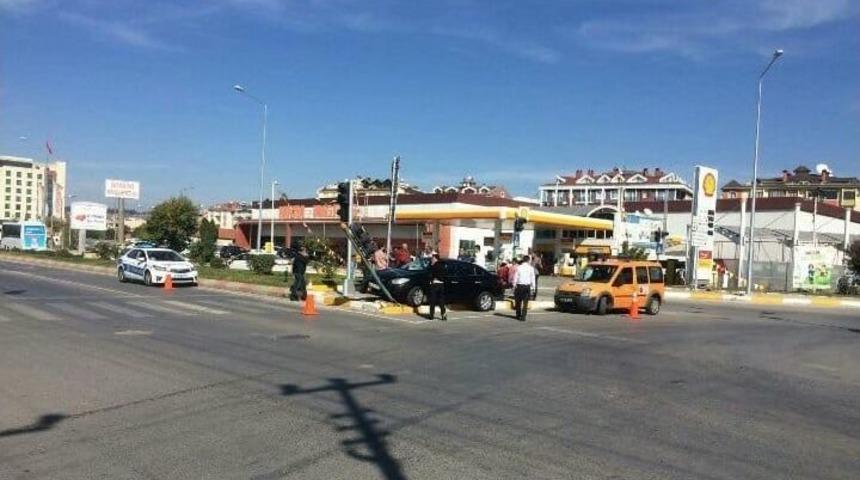 Dikkatsiz S&uuml;r&uuml;c&uuml; Trafik Işıklarına Girdi