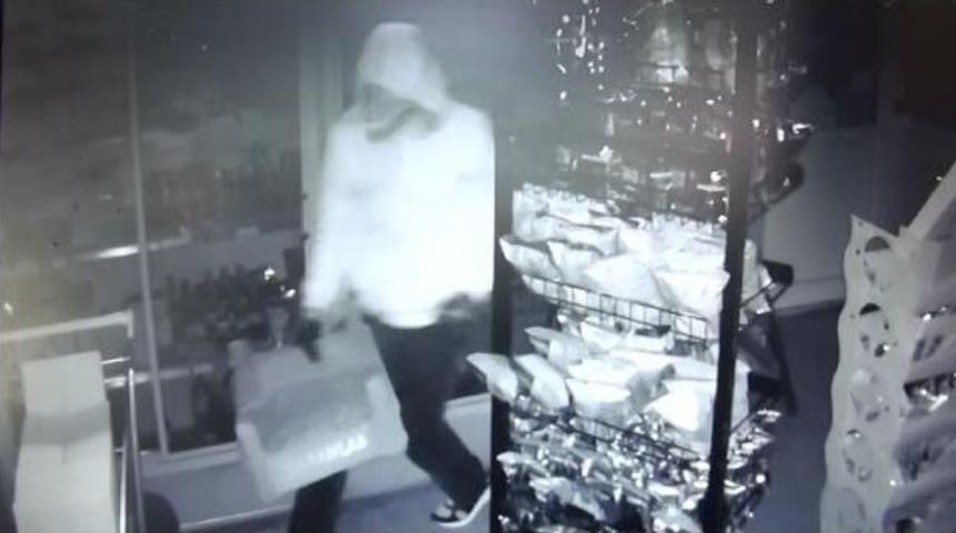 Adapazarı'nda Market Soygunu Kameraya Yansıdı