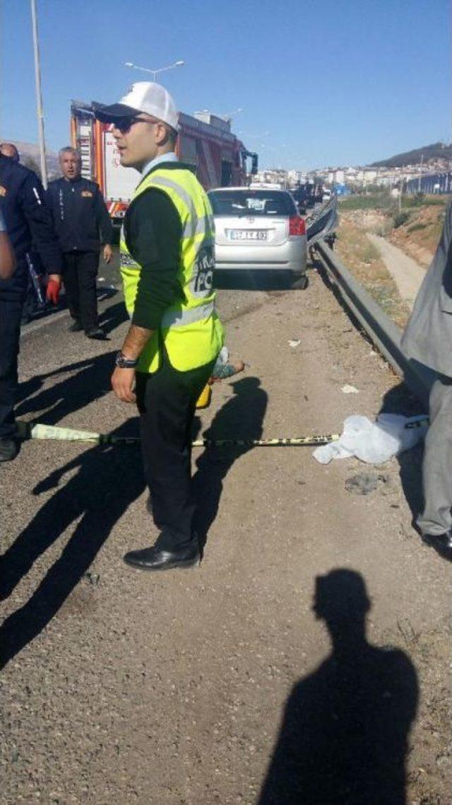 Pazarcık'ta Otomobil, Kamyona Çarptı: 3 Ölü