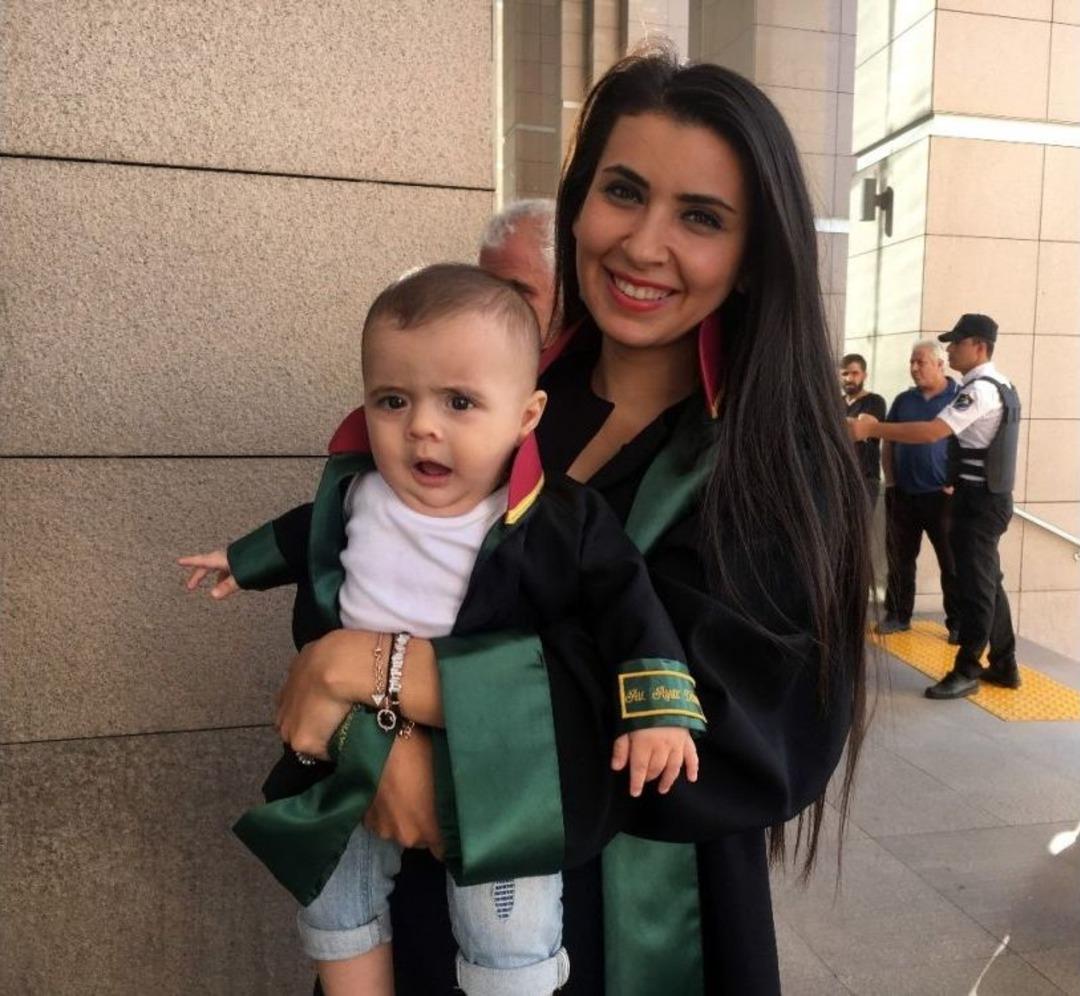 (&ouml;zel Haber) D&uuml;nyanın En Minik Avukatı Annesinin Kucağında Duruşmalara Giriyor