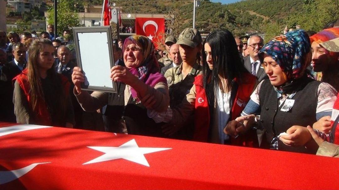 Ailesi Endişelenmesin Diye G&ouml;rev Yerini Saklayan Şehit Uzman &Ccedil;avuş Defnedildi