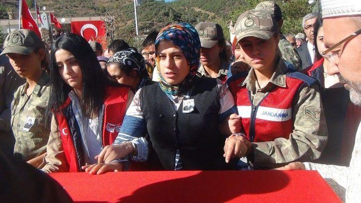 Ailesi Endişelenmesin Diye Görev Yerini Saklayan Şehit Uzman Çavuş Defnedildi G1