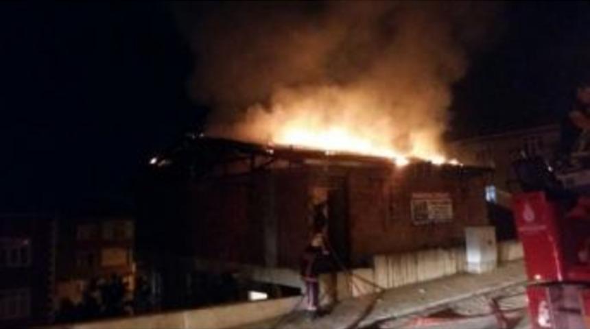 2 Katlı Evin &Ccedil;atısı Alev Alev Yandı