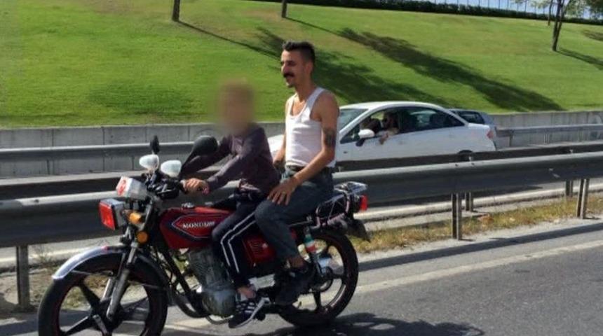 Motosikletli &Ccedil;ocuk S&uuml;r&uuml;c&uuml; &Ouml;l&uuml;me Meydan Okudu, Arkadaşı Arkasında Dans Etti