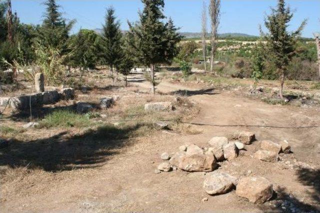 700 Yıllık Mezarları Yıkıp, Yol Açtılar
