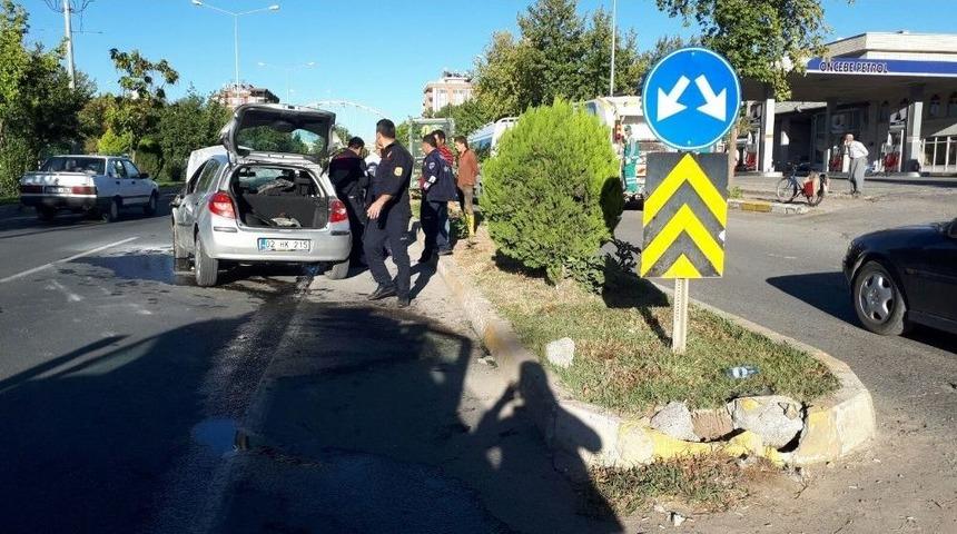 Otomobil Ref&uuml;je &Ccedil;arptı: 2 Yaralı