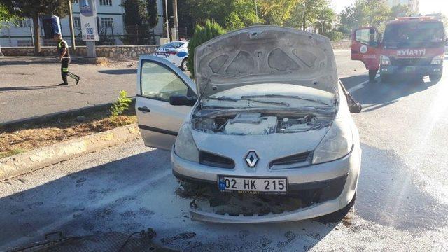 Otomobil Ref&uuml;je &Ccedil;arptı: 2 Yaralı 1