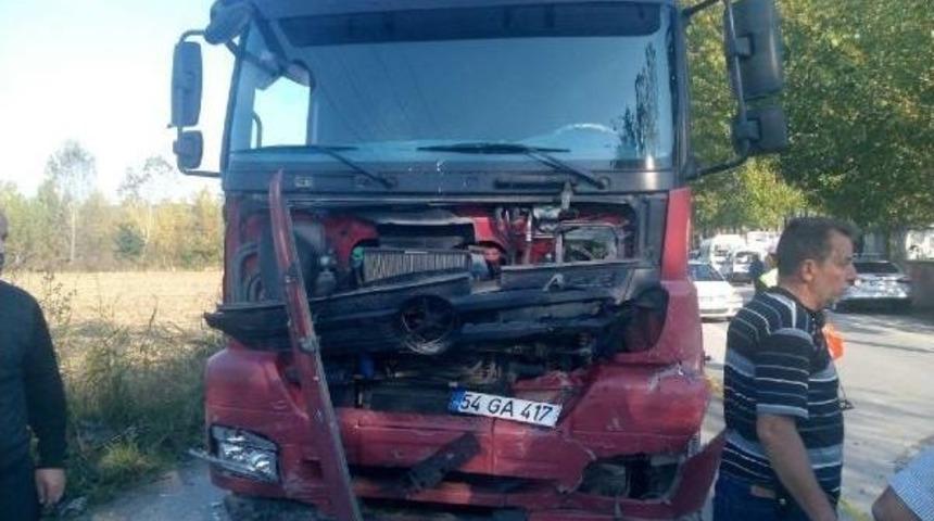 Kamyon Ile Otomobil &Ccedil;arpıştı: 2 &Ouml;l&uuml;, 1 Yaralı