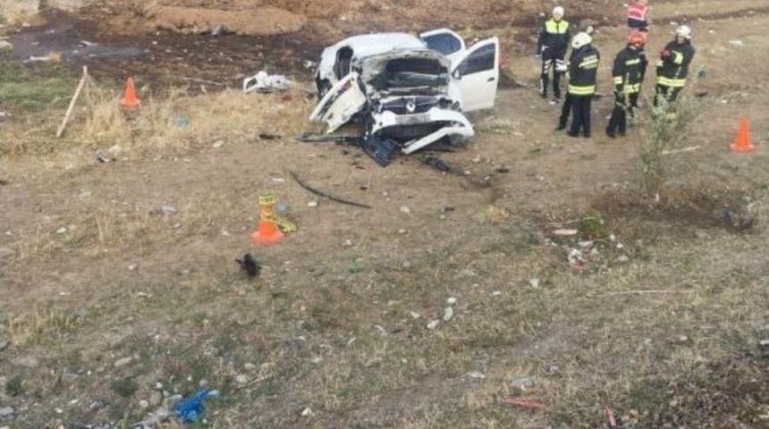 G&ouml;rev Yerine D&ouml;nen Uzman &Ccedil;avuş Kaza Yaptı: 1 &Ouml;l&uuml; 2 Yaralı