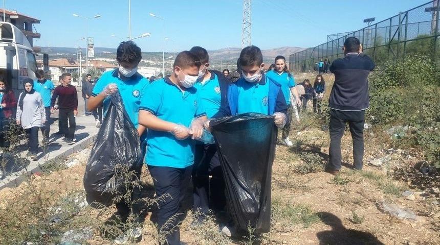 &Ouml;ğrenciler &Ccedil;evre Temizliği Yaptı