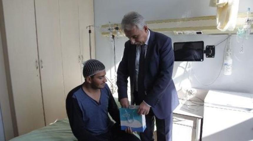 Vali Toprak, Ter&ouml;r Saldırısında Yaralanan Uzman &Ccedil;avuşa Telefon Hediye Etti&nbsp;