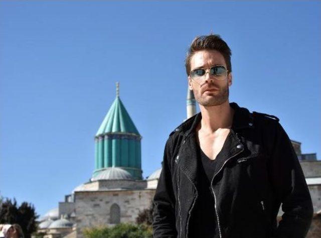 Oyuncu Adam Dormi, Mevlana M&uuml;zesi ni Ziyaret Etti 1