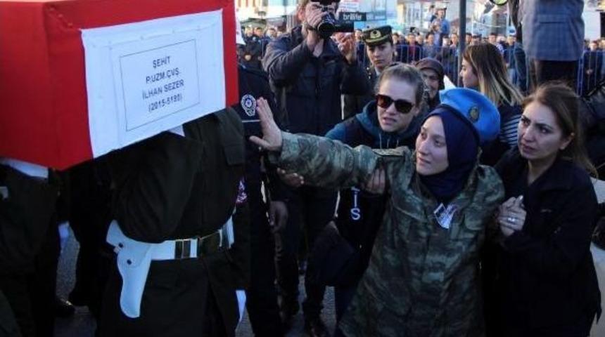 Evlendikten 8 G&uuml;n Sonra Şehit Olan Eşinin Mezarına Gelinliğini Serdi