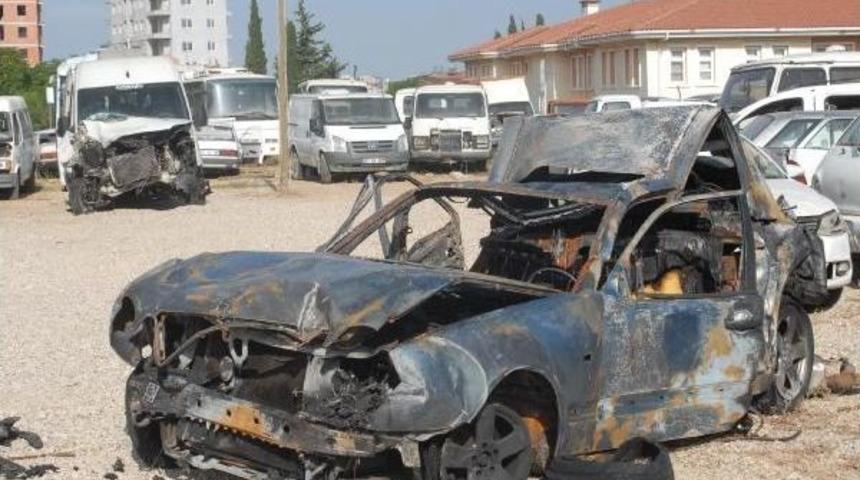 Polisin Durdurduğu Otomobile Minib&uuml;s &Ccedil;arptı, &Ccedil;ıkan Yangında 2 Kişi &Ouml;ld&uuml;