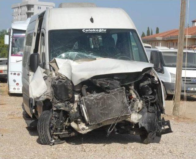 Polisin Durdurduğu Otomobile Minib&uuml;s &Ccedil;arptı, &Ccedil;ıkan Yangında 2 Kişi &Ouml;ld&uuml; 1