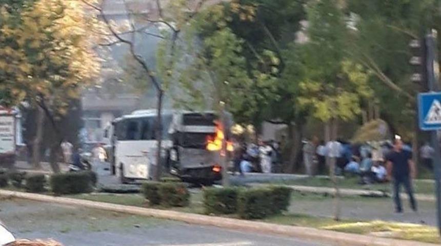 Mersin&rsquo;de Polis Servis Aracına Bombalı Saldırı