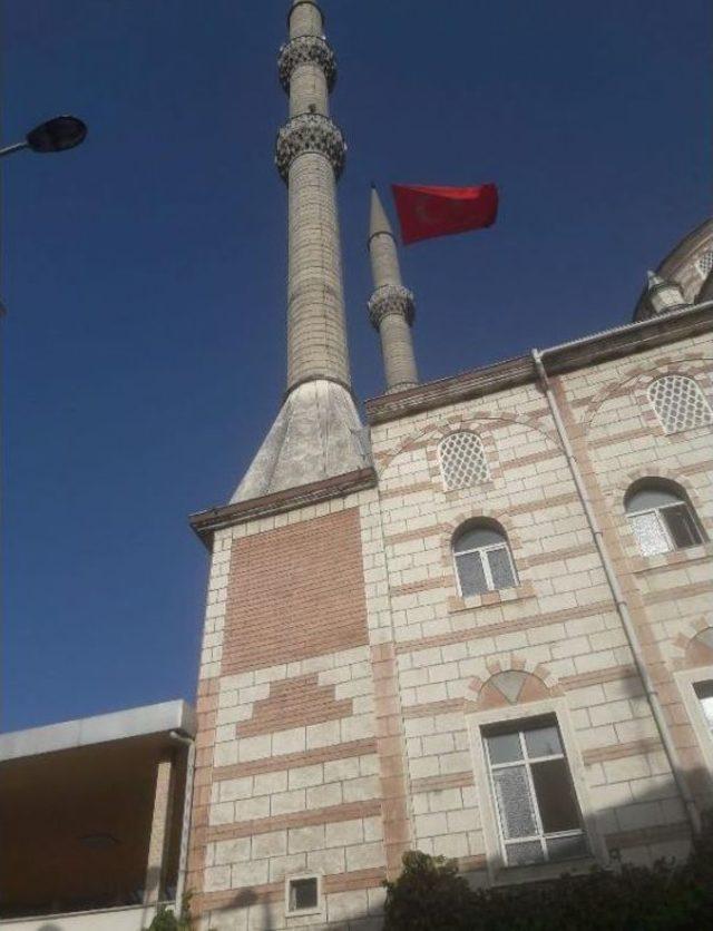 Minareden Başına Hoparlör Düştü