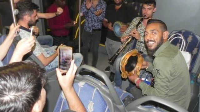 Sokakta, Metrobüste 'şamata' Şov