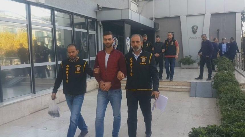 Taksicinin Boğazına Bı&ccedil;ak Dayayıp Parasını Gasp Ettiler