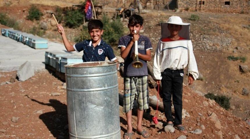 Arıcı &Ccedil;ocukların Borazan Ve Tenekeli Kuş N&ouml;beti