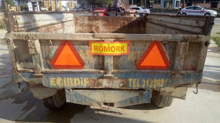 Uyarı Levhası Olmayan Trakt&ouml;r Trafiğe &Ccedil;ıkamayacak