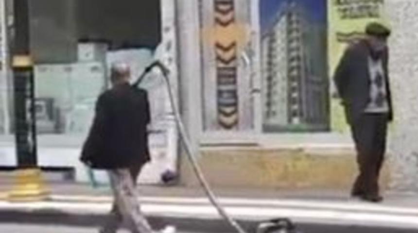 Caddede, Elektrikli S&uuml;p&uuml;rgeyi Hortumundan Tutarak Gezdirdi