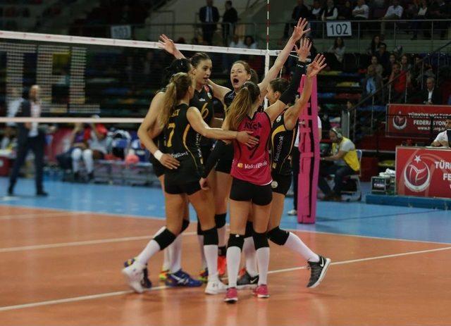 Vakıfbank Lige Galibiyetle Başladı