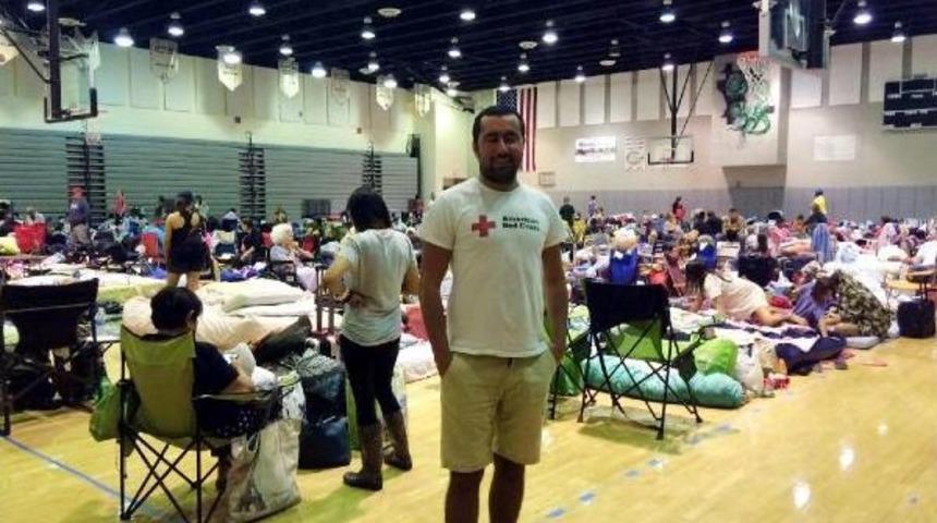 Florida'daki Toplanma Merkezinde G&ouml;n&uuml;ll&uuml; Olarak &Ccedil;alıştı