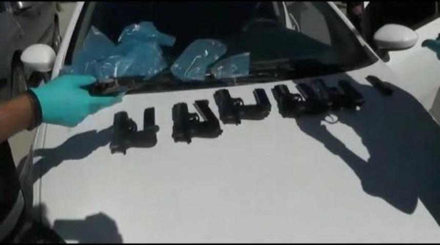 Otomobilden 8 Tabanca &Ccedil;ıktı