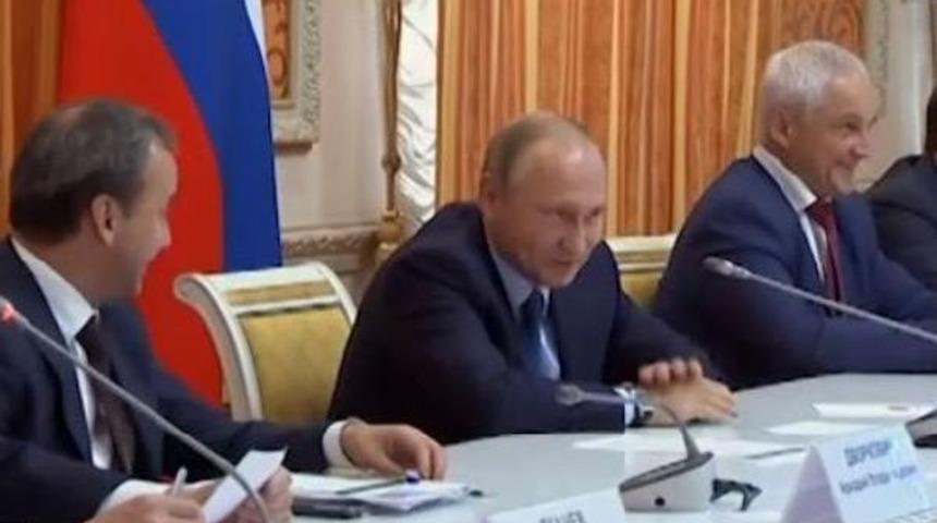 Putin Bakandan Gelen &Ouml;neri Karşısında Kendini Tutamadı