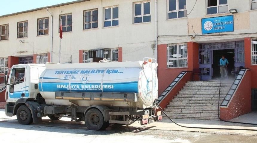Haliliye&rsquo;de Okul Bah&ccedil;eleri Temizleniyor